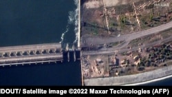 На цьому супутниковому знімку, опублікованому та зібраному Maxar Technologies 11 листопада 2022 року, показано пошкоджену ділянку греблі в Херсонській області під час російського вторгнення в Україну