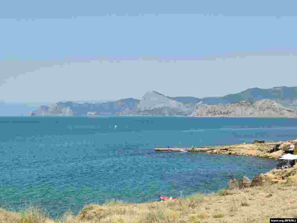 Вигляд з пляжу &laquo;Меганом&raquo; на скелю Сокіл біля селища Новий Світ та мис Алчак поблизу Судака в Криму