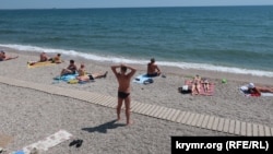 Відпочивальники на пляжі у Феодосії. Крим, червень 2023 року