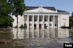 Центр Нової Каховки затоплено після руйнування греблі Каховської ГЕС, 6 червня 2023 року