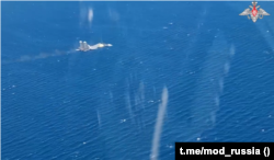 Скріншот відео Су-30СМ, що веде вогонь над морем, опубліковано офіційним телеграм-каналом Міноборони Росії