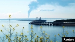 Вигляд на пожежу на нафтобазі біля Керченського (Кримського) мосту в селищі Волна у Краснодарському краї Росії. 3 травня 2023 року