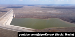 Майже порожнє Міжгірське водосховище, березень 2022 року, скріншот відео блогера Ігоря Корсакова