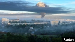 Дим після ймовірної атаки безпілотника в Севастополі, окупований Крим, 29 квітня 2023 року. Пожежа на нафтобазі почалася у ніч на 29 квітня, перед цим було чути, як повідомляли, стрілянину