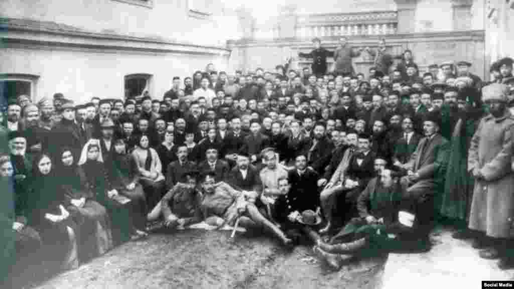 Листопад 1917. Делегати першого Курултаю кримських татар у Бахчисараї