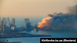 Пожежа на підбитому російському судні біля узбережжя окупованого Бердянська, березень 2022 року