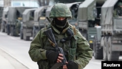 Російський солдат у Балаклаві, 1 березня 2014 року