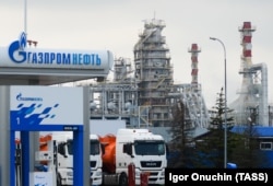 Автозаправна станція «Газпром нафта» біля Афіпського нафтопереробного заводу (на задньому плані). Росія, Краснодарський край, квітень 2020 року