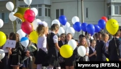 Лінійка, присвячена Дню знань у Сімферопольській академічній гімназії. Крим, 1 вересня 2017 року