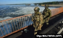 Російські військові на автомобільному мосту біля Каховської ГЕС, 20 травня 2022 року