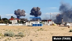 Дим від вибухів на військовому аеродромі в селищі Новофедорівка поблизу міста Саки в анексованому Криму, 9 серпня 2022 року