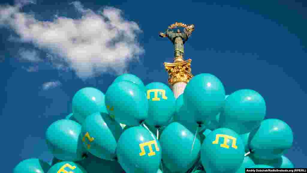 Червень 2016. Десятки прикрашених тамгою блакитних кульок на святкуванні Дня кримськотатарського прапора в центрі Києва