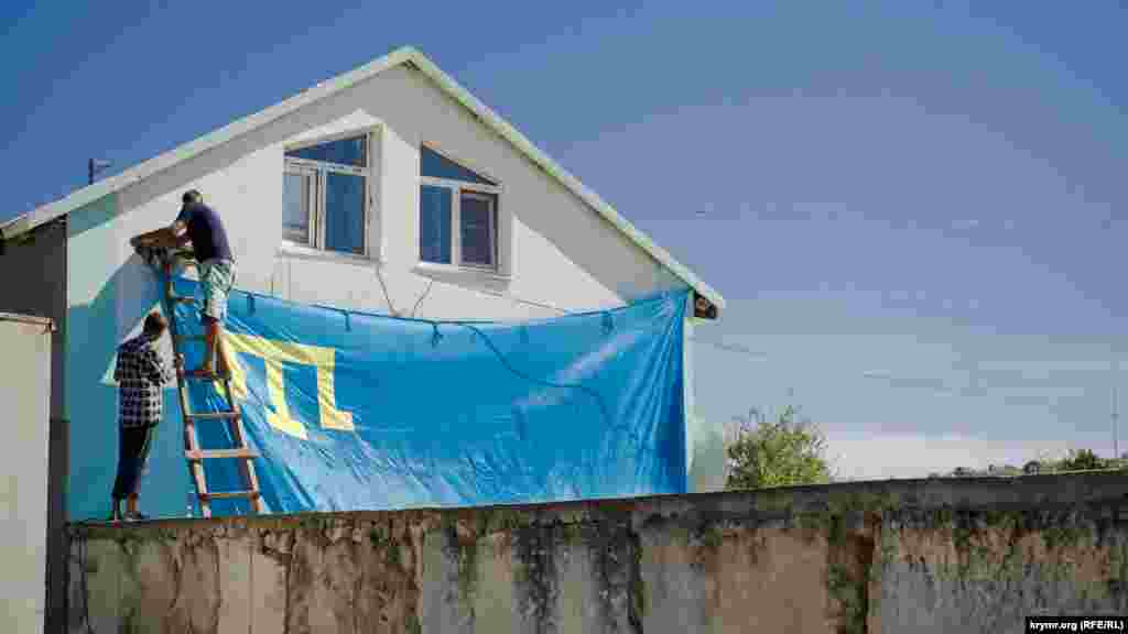 Вересень 2016. Кримськотатарський прапор розміром із фасад приватного будинку під час підготовки до святкування Курбан-Байрам у селі Ближнє біля Феодосії